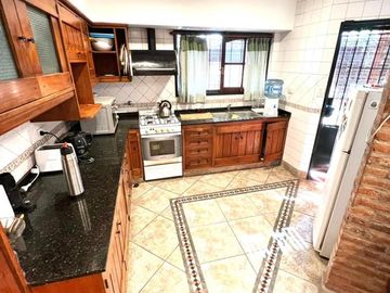 Chalet 4 ambientes con parque y piscina a la venta - Ituzaingó Norte