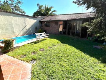Chalet 4 ambientes con parque y piscina a la venta - Ituzaingó Norte