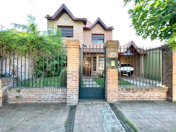 Chalet 4 ambientes con parque y piscina a la venta - Ituzaingó Norte