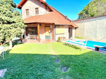 Chalet 4 ambientes con parque y piscina a la venta - Ituzaingó Norte