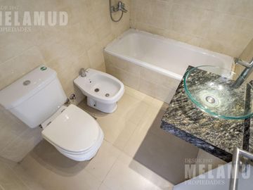 1 AMB con BALCON y PLACARD / VENTA / FLORES /  *Apto Profesional* !!