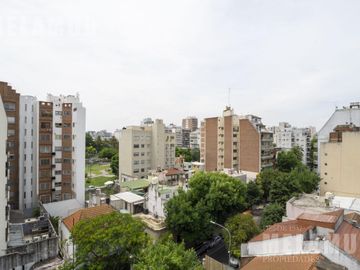 1 AMB con BALCON y PLACARD / VENTA / FLORES /  *Apto Profesional* !!