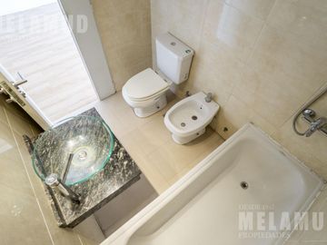1 AMB con BALCON y PLACARD / VENTA / FLORES /  *Apto Profesional* !!