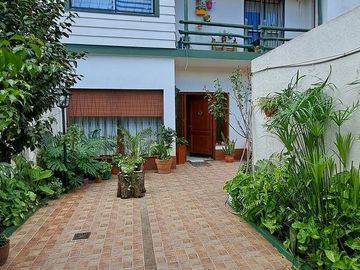 Casa en venta en Villa Luzuriaga, 5 ambientes