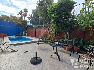 Casa en venta en Villa Luzuriaga, 5 ambientes