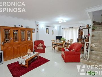 Casa en venta en Villa Luzuriaga, 5 ambientes