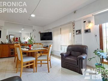 Casa en venta en Villa Luzuriaga, 5 ambientes
