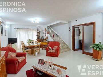 Casa en venta en Villa Luzuriaga, 5 ambientes