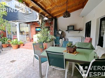 Casa en venta en Villa Luzuriaga, 5 ambientes