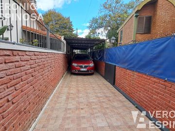 Casa en venta en Villa Luzuriaga, 5 ambientes