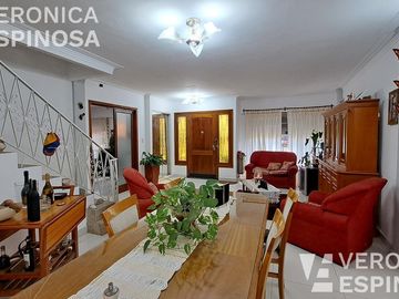Casa en venta en Villa Luzuriaga, 5 ambientes