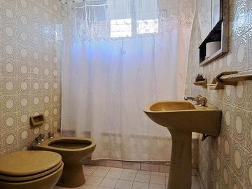 Casa en venta en Villa Luzuriaga, 5 ambientes