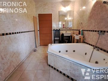 Casa en venta en Villa Luzuriaga, 5 ambientes