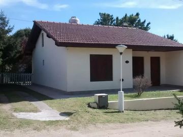 Casa en venta - 3 Dormitorios 1 Baño - 200Mts2 - Villa Gesell