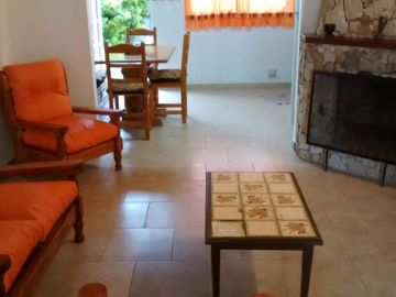 Casa en venta - 3 Dormitorios 1 Baño - 200Mts2 - Villa Gesell