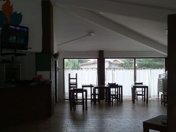 Casa en venta - 3 Dormitorios 1 Baño - 200Mts2 - Villa Gesell