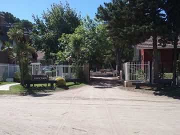 Casa en venta - 3 Dormitorios 1 Baño - 200Mts2 - Villa Gesell