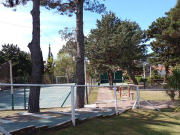 Casa en venta - 3 Dormitorios 1 Baño - 200Mts2 - Villa Gesell