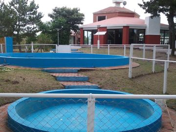 Casa en venta - 3 Dormitorios 1 Baño - 200Mts2 - Villa Gesell