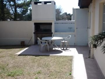 Casa en venta - 3 Dormitorios 1 Baño - 200Mts2 - Villa Gesell
