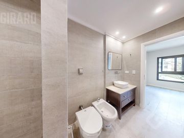Departamento en venta, piso de 4 amb con cochera, zona Guemes. Apto Credito