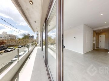 Departamento en venta, piso de 4 amb con cochera, zona Guemes. Apto Credito