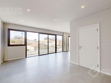 Departamento en venta, piso de 4 amb con cochera, zona Guemes. Apto Credito