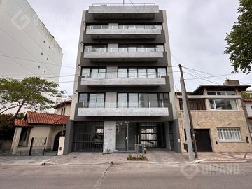 Departamento en venta, piso de 4 amb con cochera, zona Guemes. Apto Credito