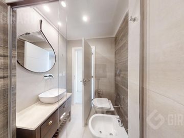 Departamento en venta, piso de 4 amb con cochera, zona Guemes. Apto Credito