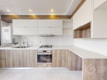Departamento en venta, piso de 4 amb con cochera, zona Guemes. Apto Credito