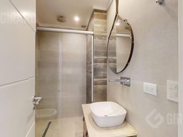 Departamento en venta, piso de 4 amb con cochera, zona Guemes. Apto Credito