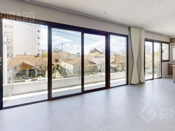 Departamento en venta, piso de 4 amb con cochera, zona Guemes. Apto Credito