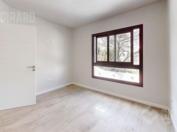 Departamento en venta, piso de 4 amb con cochera, zona Guemes. Apto Credito