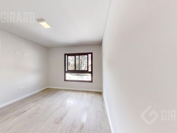 Departamento en venta, piso de 4 amb con cochera, zona Guemes. Apto Credito