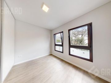 Departamento en venta, piso de 4 amb con cochera, zona Guemes. Apto Credito