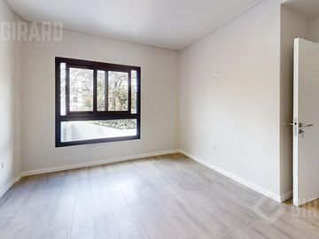 Departamento en venta, piso de 4 amb con cochera, zona Guemes. Apto Credito