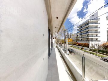 Departamento en venta, piso de 4 amb con cochera, zona Guemes. Apto Credito