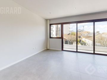 Departamento en venta, piso de 4 amb con cochera, zona Guemes. Apto Credito