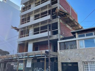 Departamento en venta, piso de 4 amb con cochera, zona Guemes. Apto Credito