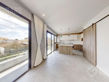 Departamento en venta, piso de 4 amb con cochera, zona Guemes. Apto Credito