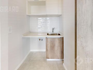 Departamento en venta, piso de 4 amb con cochera, zona Guemes. Apto Credito