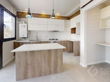 Departamento en venta, piso de 4 amb con cochera, zona Guemes. Apto Credito