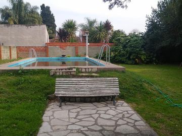 Chalet de 3 dorm en PB. Playroom y 4to dorm en PA. Fondo libre c/piscina. Gge p/ 3 autos. Temperley