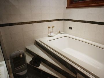 Chalet de 3 dorm en PB. Playroom y 4to dorm en PA. Fondo libre c/piscina. Gge p/ 3 autos. Temperley