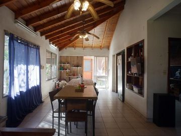Chalet de 3 dorm en PB. Playroom y 4to dorm en PA. Fondo libre c/piscina. Gge p/ 3 autos. Temperley