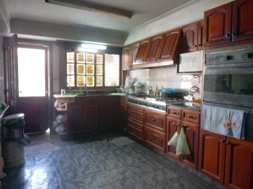 Chalet de 3 dorm en PB. Playroom y 4to dorm en PA. Fondo libre c/piscina. Gge p/ 3 autos. Temperley