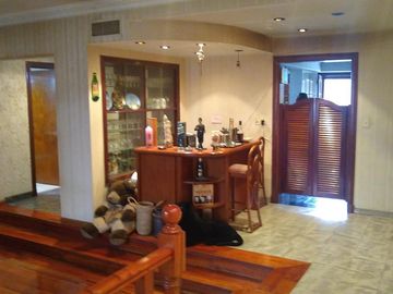 Chalet de 3 dorm en PB. Playroom y 4to dorm en PA. Fondo libre c/piscina. Gge p/ 3 autos. Temperley