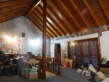 Chalet de 3 dorm en PB. Playroom y 4to dorm en PA. Fondo libre c/piscina. Gge p/ 3 autos. Temperley