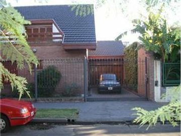 Chalet de 3 dorm en PB. Playroom y 4to dorm en PA. Fondo libre c/piscina. Gge p/ 3 autos. Temperley