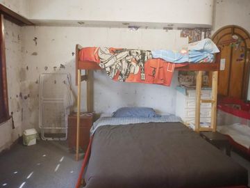 Chalet de 3 dorm en PB. Playroom y 4to dorm en PA. Fondo libre c/piscina. Gge p/ 3 autos. Temperley